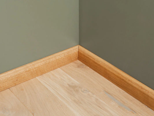 Listwa przypodłogowa z litego dębu w klasie A/B, 20×90 mm, długość 1,5–2,5 m, z zaokrągleniem R = 20, wykończona matowym lakierowaniem