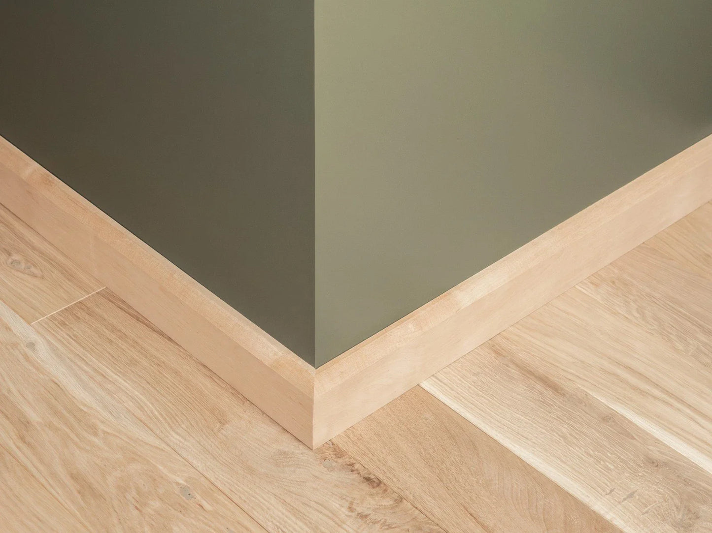 Listwa przypodłogowa z litej brzozy, klasa A/B, 24x80 mm, olej woskowy naturalny biały, długość 2000 mm, zaokrąglony rant R = 20 mm