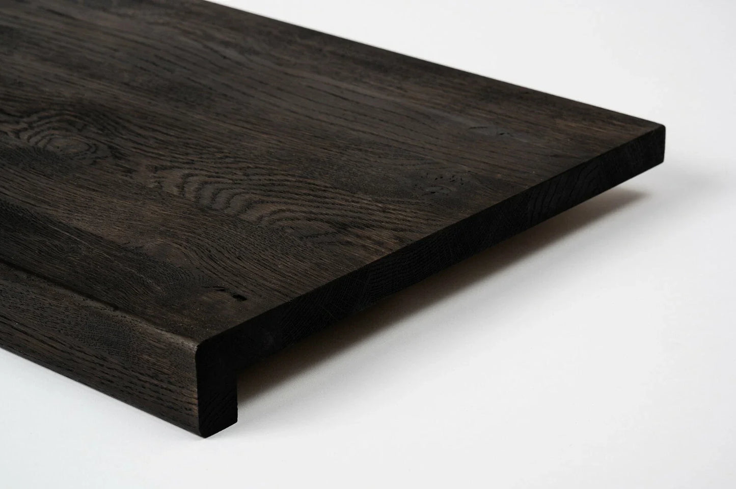 Schodnice Parapet s přesahem kouřový Dub Rustik, průběžné lamely, 20 mm, Černý olej