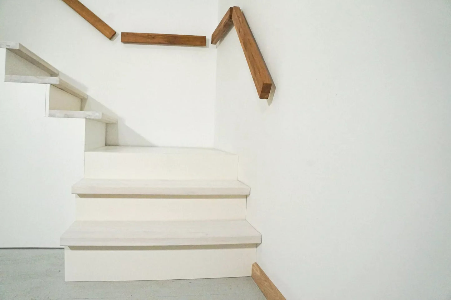 Stopień schodowy Parapet z nawisem  Jesion Rustykalny, lamele lite, 20 mm, Olej biały kredowany