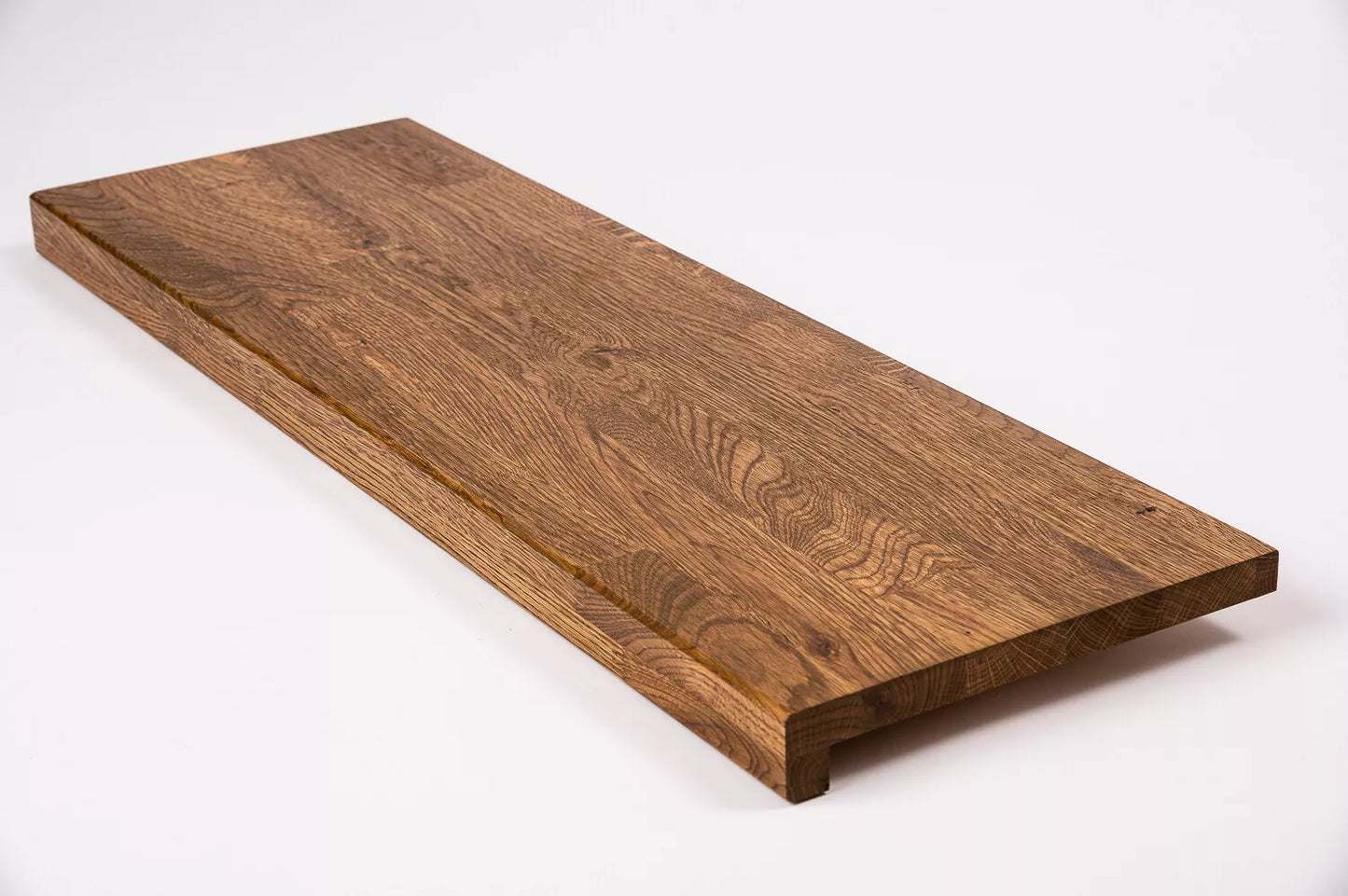 Schodnice nebo parapet s převisem, dub rustikální, lamely spojené prsty, 26 mm, antický olej