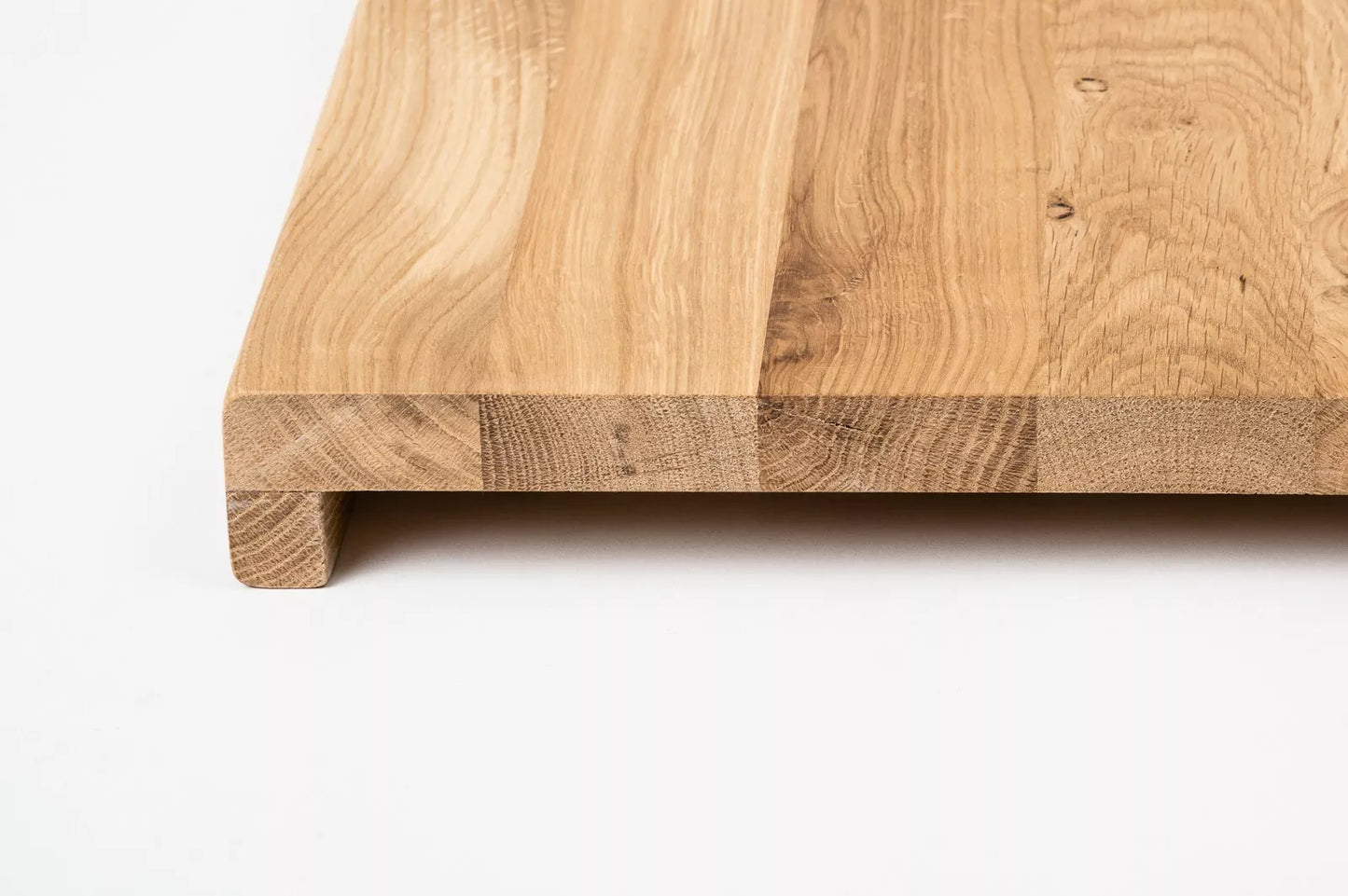 Schodnice Parapet s přesahem Dub Rustik, průběžné lamely, 26 mm, tvrdý voskový olej přírodní bílý