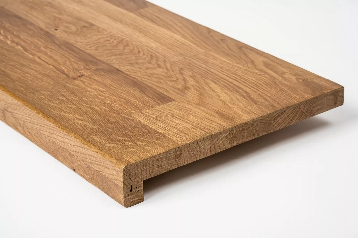 Schodnice nebo parapet s převisem, dub rustikální, lamely spojené prsty, 26 mm, bronzový olej