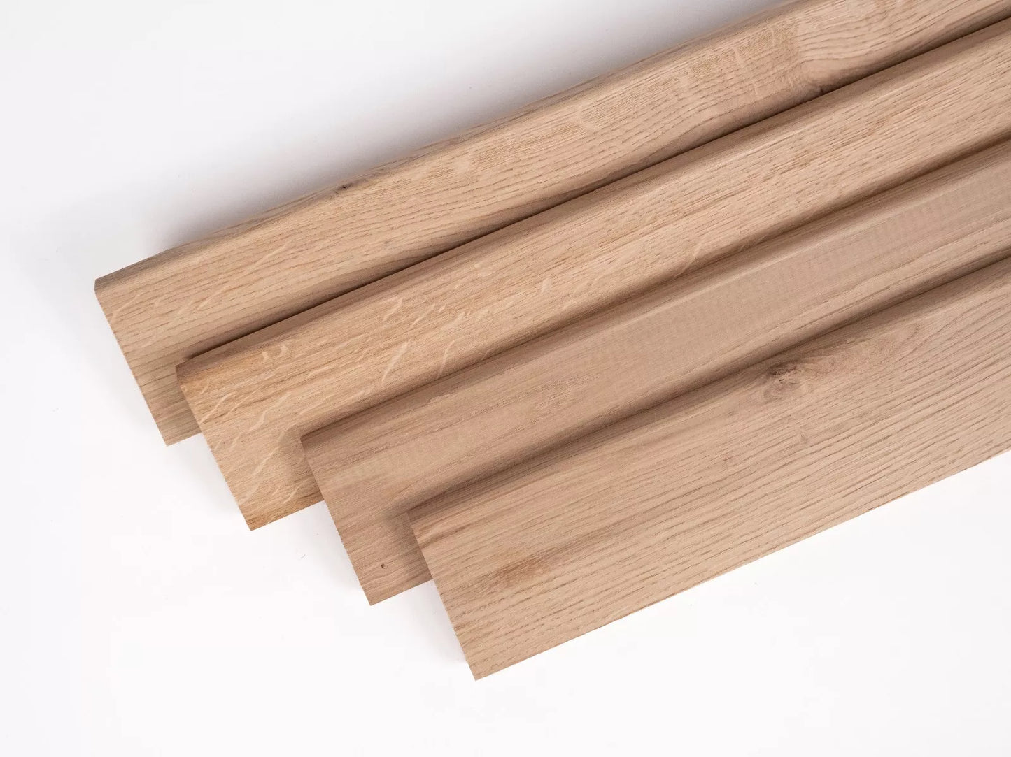 Listwa przypodłogowa z litego dębu, klasa rustykalna, 18x70x2000 mm, z zaokrągleniem, surowa, bez szpachlowania