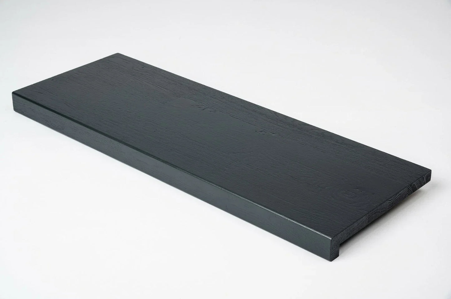 Schodnice nebo parapet s převisem, dub rustikální, lamely spojené prsty, 26 mm, kartáčovaný, lakovaný antracitově šedě (RAL7016)