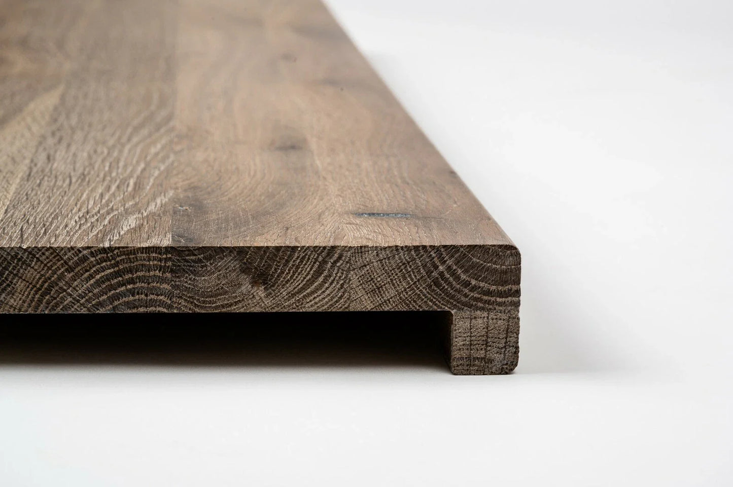 Schodnice Parapet s přesahem kouřový Dub Rustik, průběžné lamely, 20 mm, Bílý olej