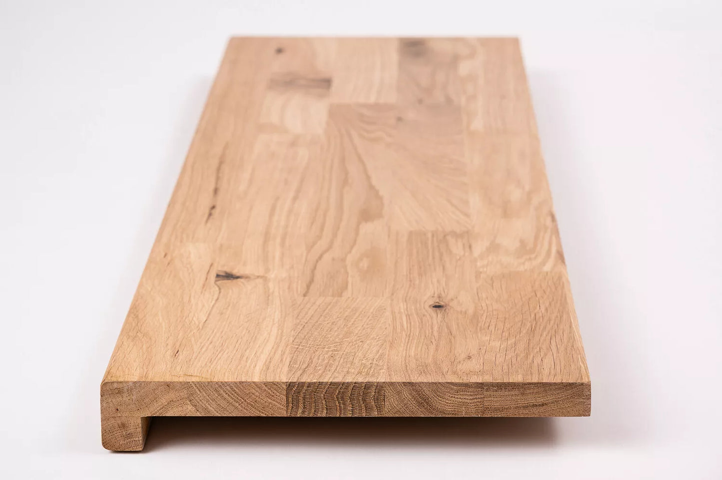 Schodnice nebo parapet s převisem, dub rustikální, lamely spojené prsty, 20 mm, tvrdý voskový olej přírodní bílý