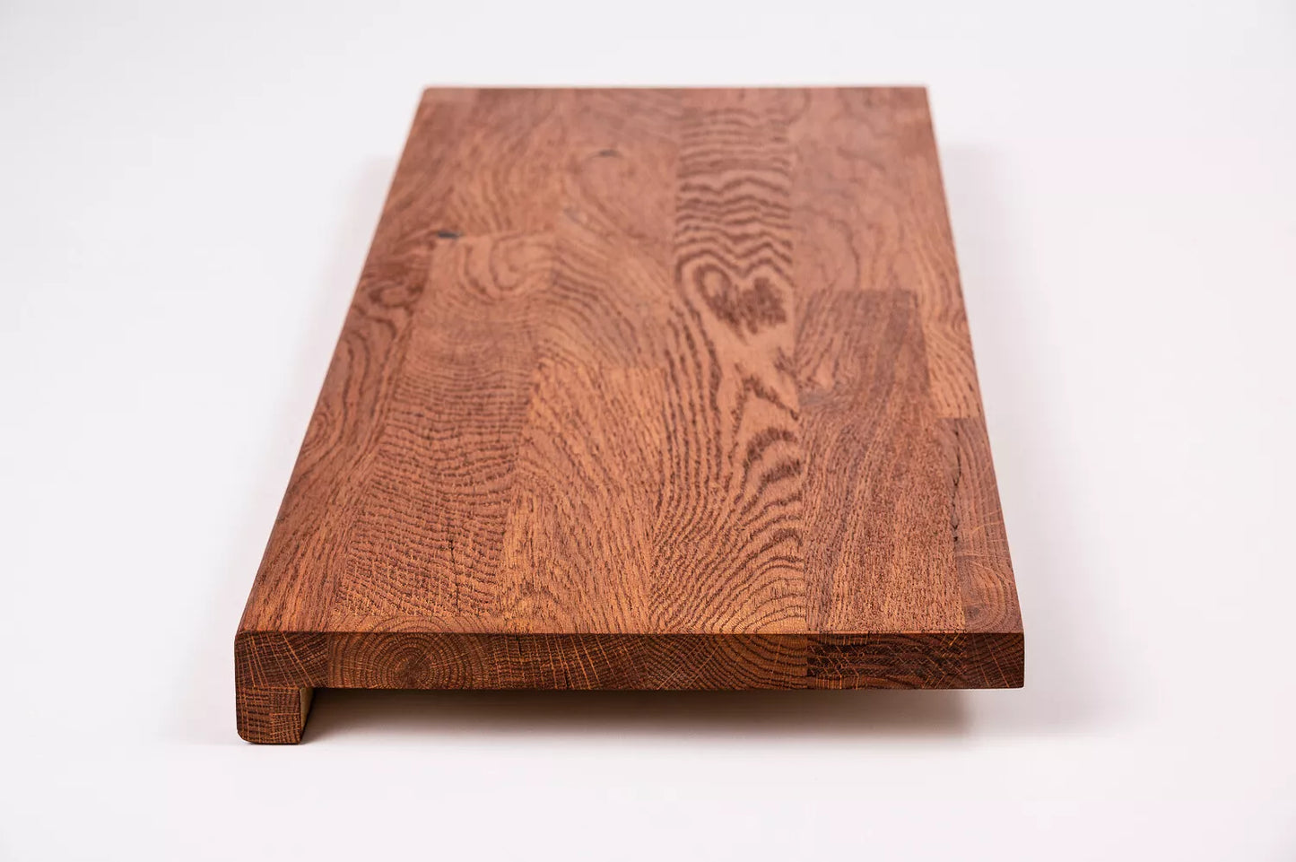 Schodnice nebo parapet s převisem, dub rustikální, lamely spojené prsty, 26 mm, třešňový olej