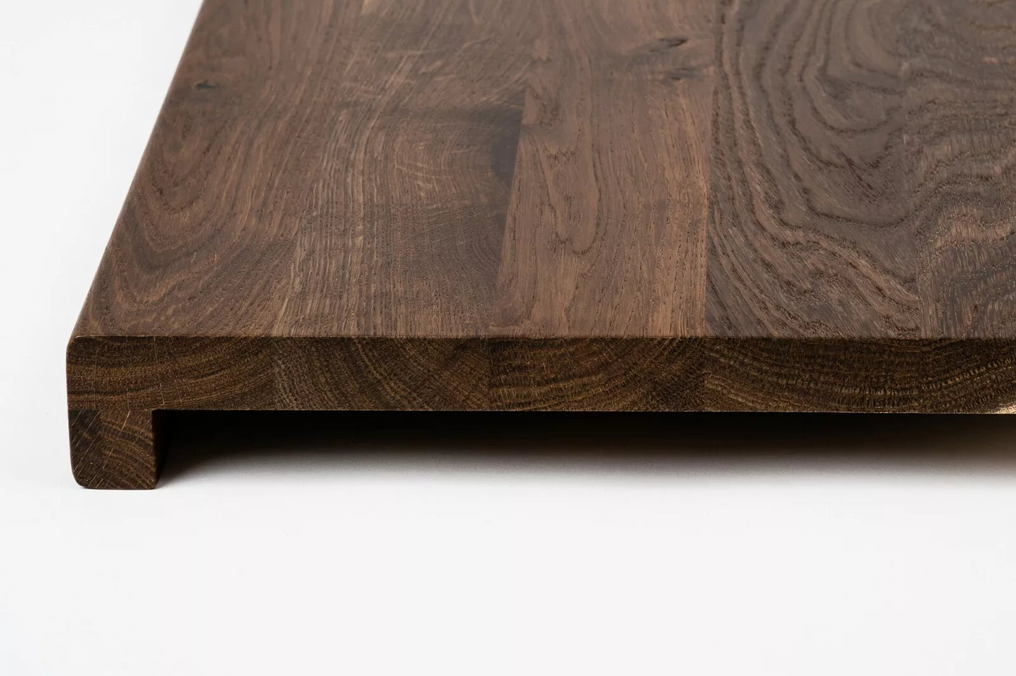 Schodnice Parapet s přesahem kouřený Dub Rustik, průběžné lamely, 20 mm, Matný lak