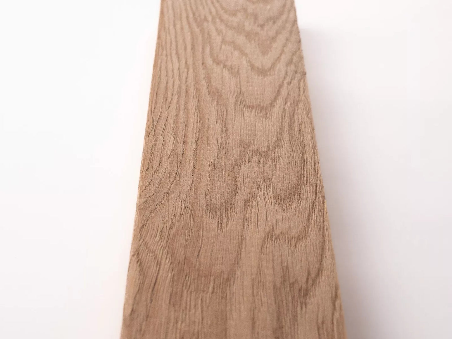 Listwa przypodłogowa z litego dębu, klasa rustykalna, 18x70x2000 mm, z zaokrągleniem, surowa, bez szpachlowania, szczotkowana